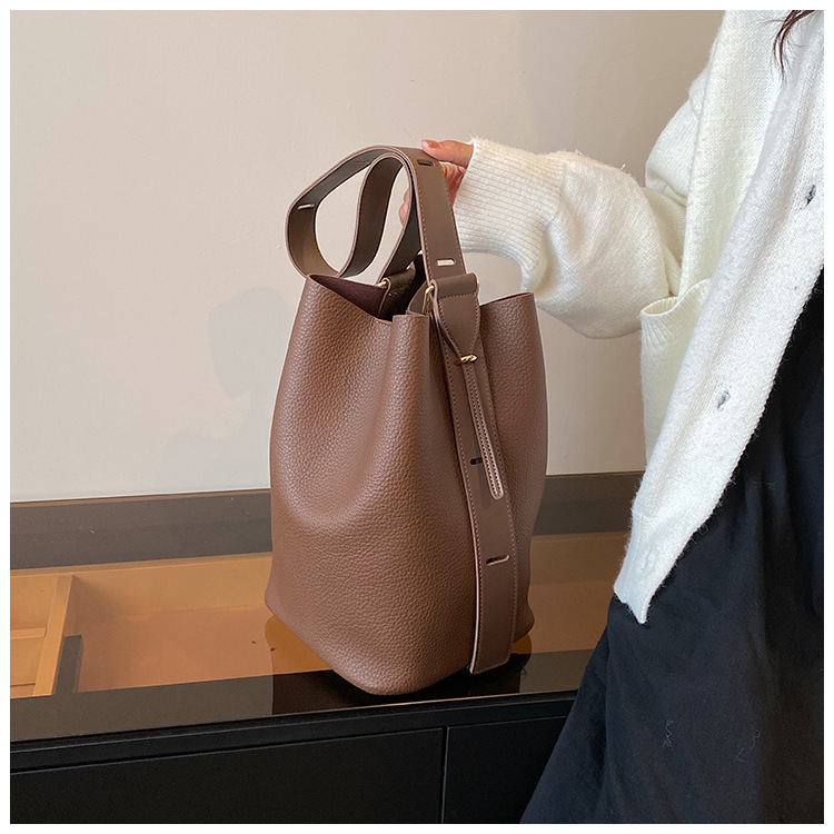 Nieuwe Retro Niche Design Tas voor Vrouwen Licht Luxe Hoge Esthetische Waarde Enkele Schouder Crossbody Tas Grote Capaciteit Brede Schouderband Emmer Tas_voghion.com