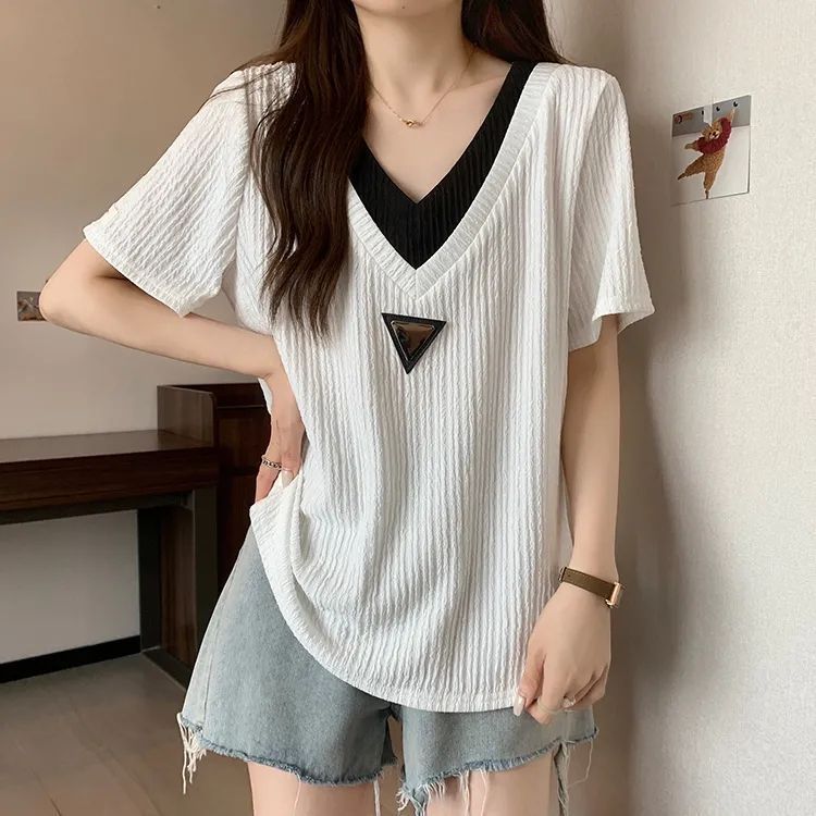 Camiseta de manga corta con sentido de la textura para mujer verano nuevo estilo de gran tamaño suelto y delgado falso diseño de dos piezas con sentido de la blusa casual de todo fósforo