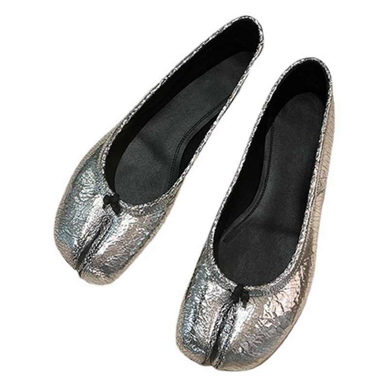 Zapatos planos sin cordones con puntera dividida plateada para mujer, verano 2024.