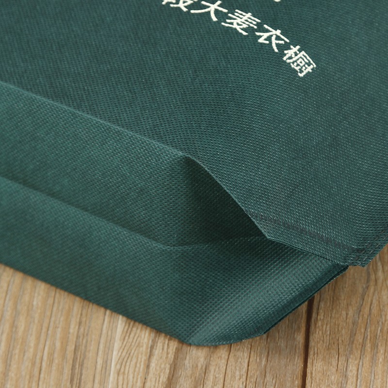 Bolsas de mano no tejidas en stock bolsas de compras de ropa en línea regalos rojos al por mayor bolsas de película pueden agregar logotipo no tejido