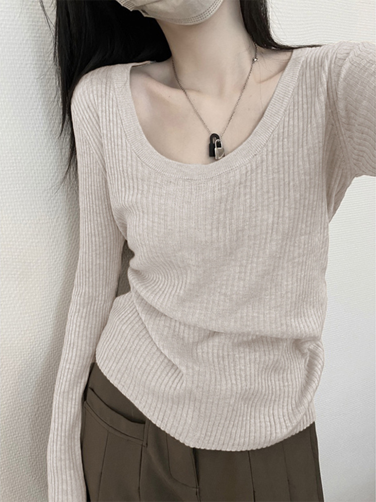 가을 2024 년 새로운 긴 소매 니트 탑 로우 칼라 바닥 셔츠 여성의 가을과 겨울 올해의 인기있는 작은 셔츠