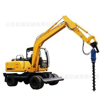 Excavadora para cambiar el poste de cable fotovoltaico con tubos de perforación en espiral