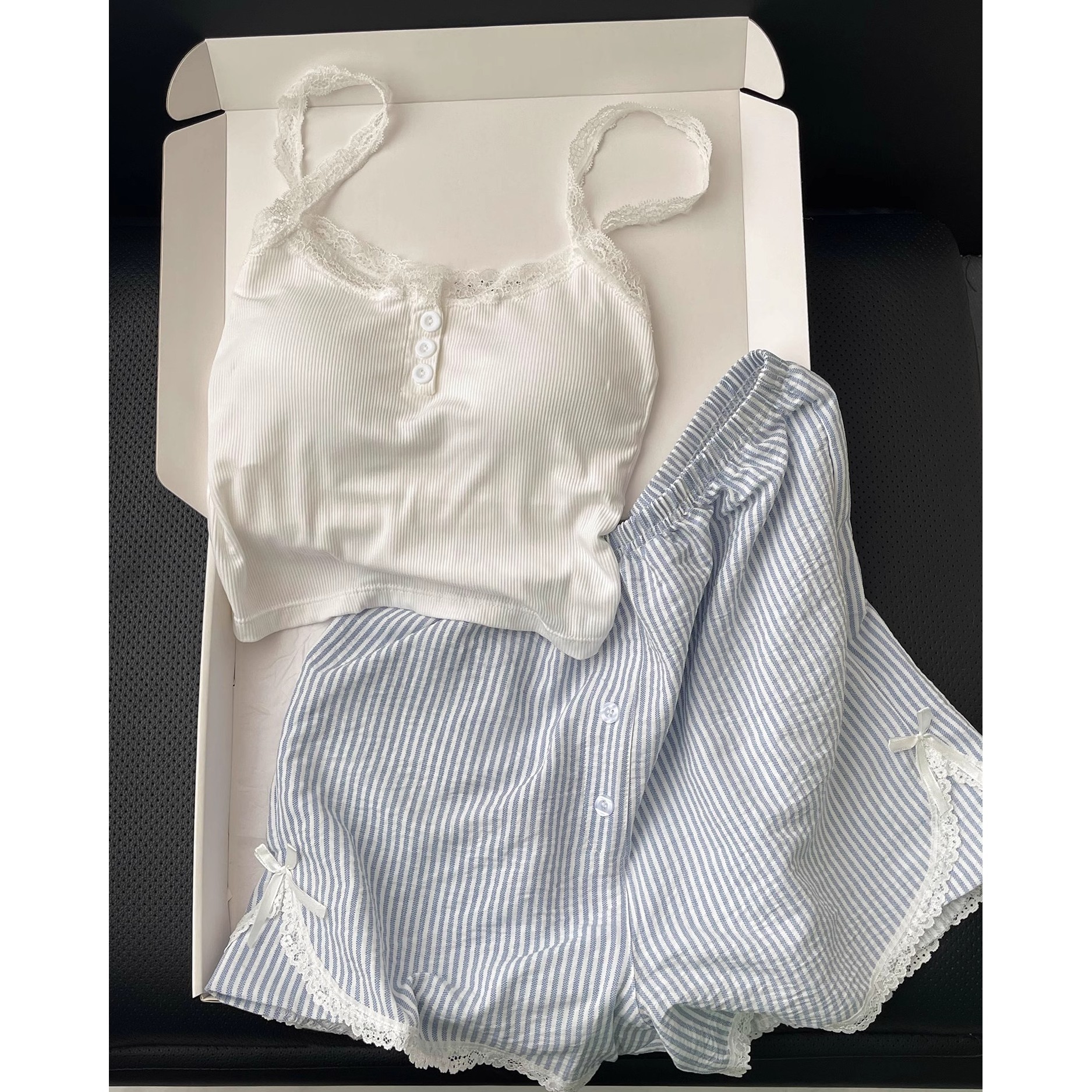 Pijama de tirantes de encaje blanco con almohadilla para el pecho, verano para mujer 2025 nuevos pantalones casuales, traje exterior de moda de celebridades de Internet