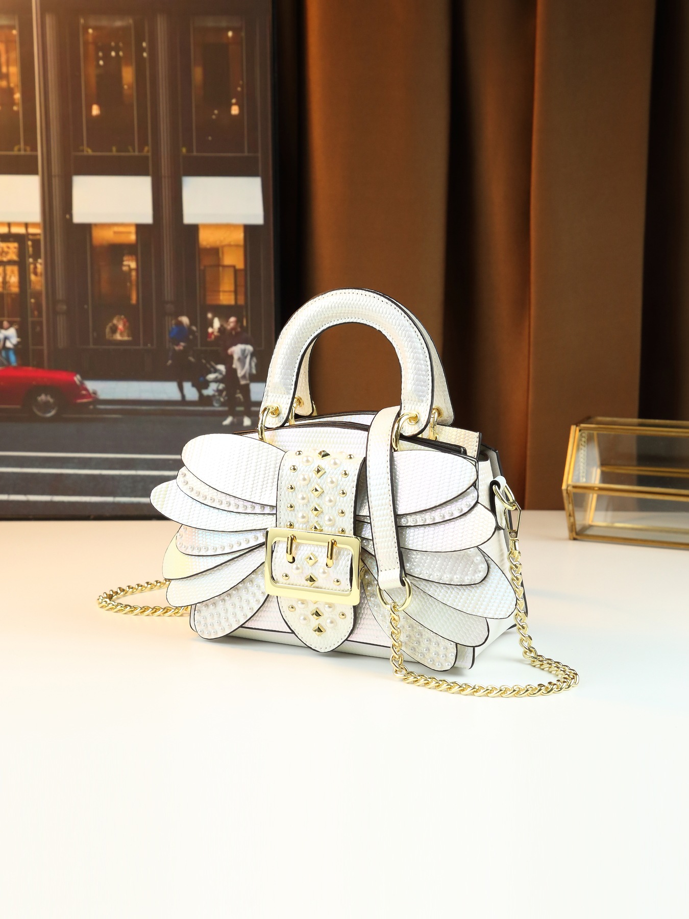 Bolsa tiracolo feminina elegante com pérolas e design de asa_voghion.com