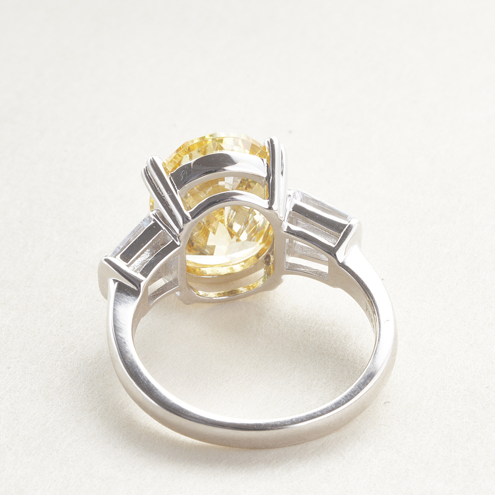 Luz de lujo transfronterizo 6 quilates oval amarillo alto carbono diamante anillo de las mujeres Super Flash Venta caliente anillo de plata esterlina al por mayor