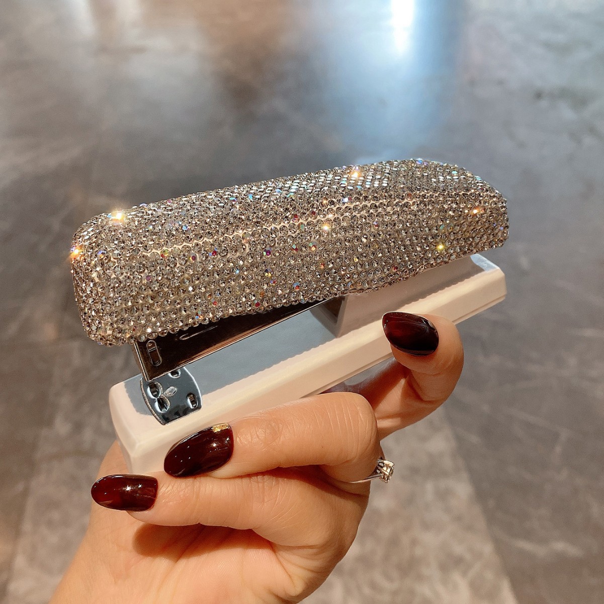 도매 라이트 럭셔리 다이아몬드 박힌 스테이플러 학생 사무실 노동 절약 스테이플러 휴대용 다기능 데스크탑 문구 용품