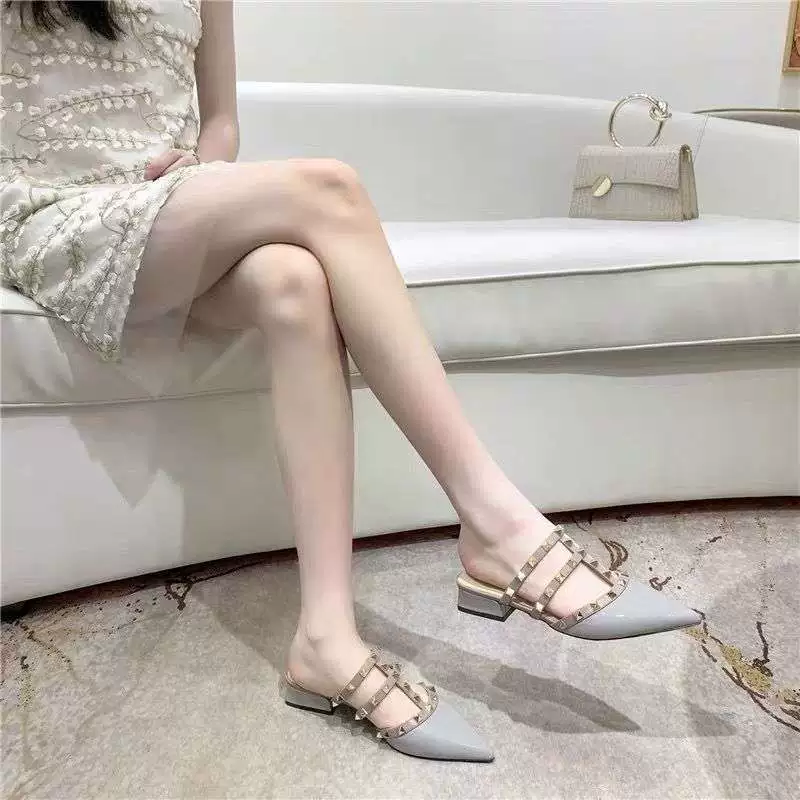 Летние женские тапочки в новом стиле с заклепками, полутапочки, заостренный носок, толстый каблук, сабо на среднем каблуке из ивы, универсальные сандалии с носком.