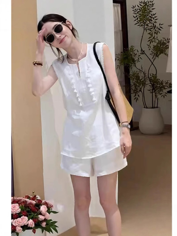 夏の新作スーツ、ファッショナブルで多用途な無地のノースリーブトップ+ショーツのツーピースセット、女性用カジュアル年齢軽減シャツ|undefined