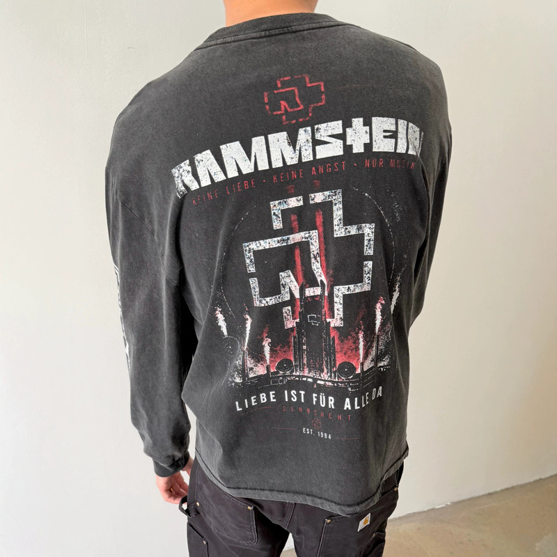 American vintage rock band long-sleeve T-shirt, washed and distressed with cut-out details, loose-fitting dark top, unisex trendy style American vintage rock band long-sleeve T-shirt, washed and distressed with cut-out details, loose-fitting dark top, unisex trendy style
