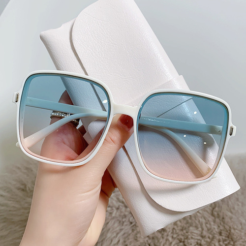 Fashionable women's square sunglasses with gradient lenses, large frames, UV protection, designed for women with large faces to look slimmer, sun-shading glasses.