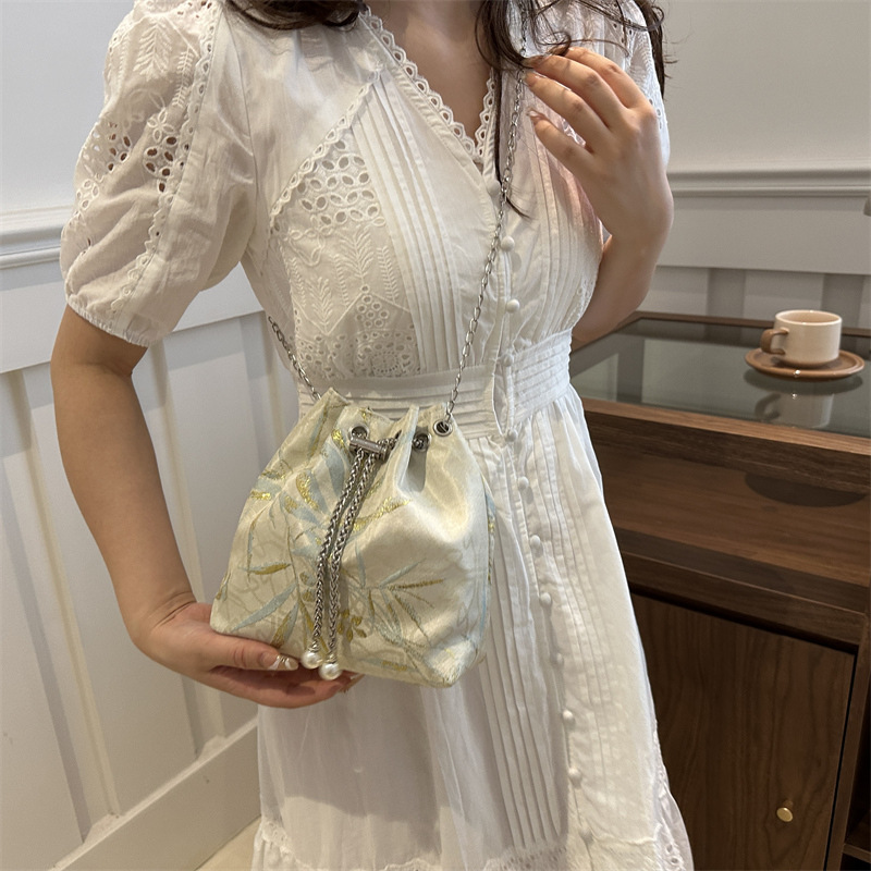 Nueva bolsa de diseño de nicho chino 2024 nueva bolsa de hombro de cadena de alta calidad, bolso de cubo de bordado universal