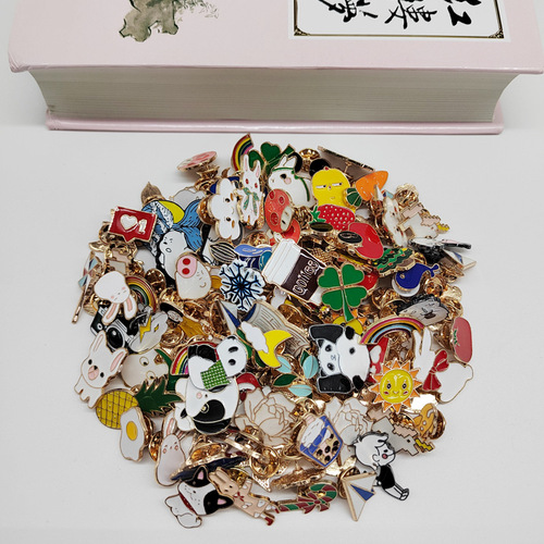 Cute Japanese-style brooch pin accessory, personalized badge pin, clothing accessory, cartoon neckline pin