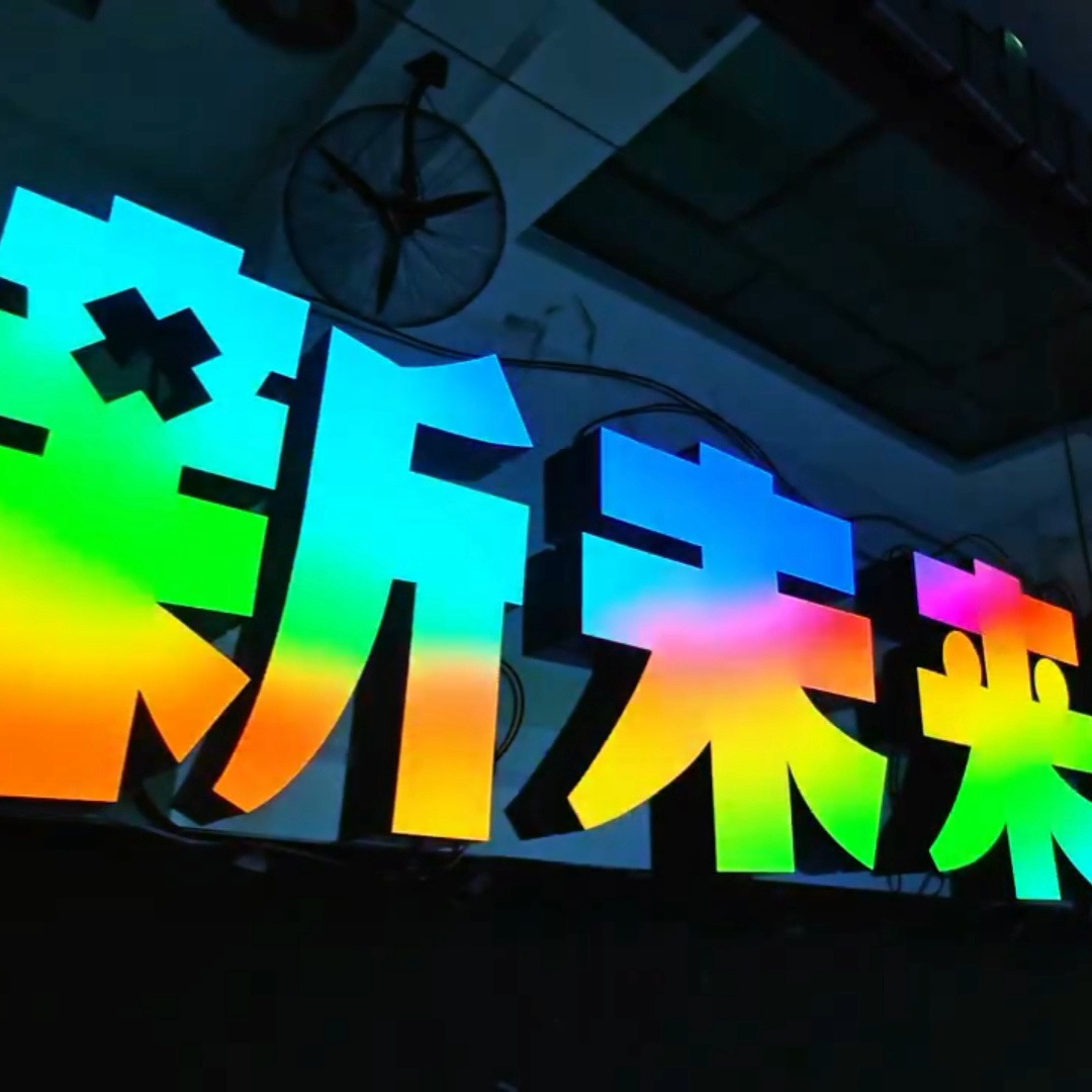 Personalizado color brillante 3D cartel de anuncios de linterna KTV dinámico en línea color completo dinámico estereoscópico cabeza de puerta de color