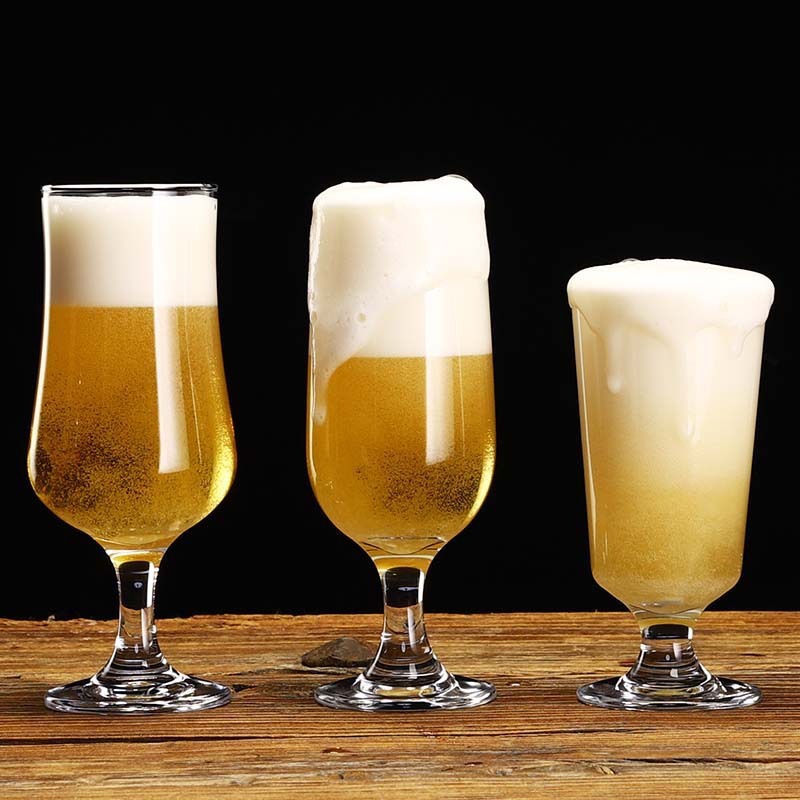 Tazas de cerveza artesanal en tazas de agua burbujeantes tazas de jugo de fría tazas de cócteles tazas de vidrio