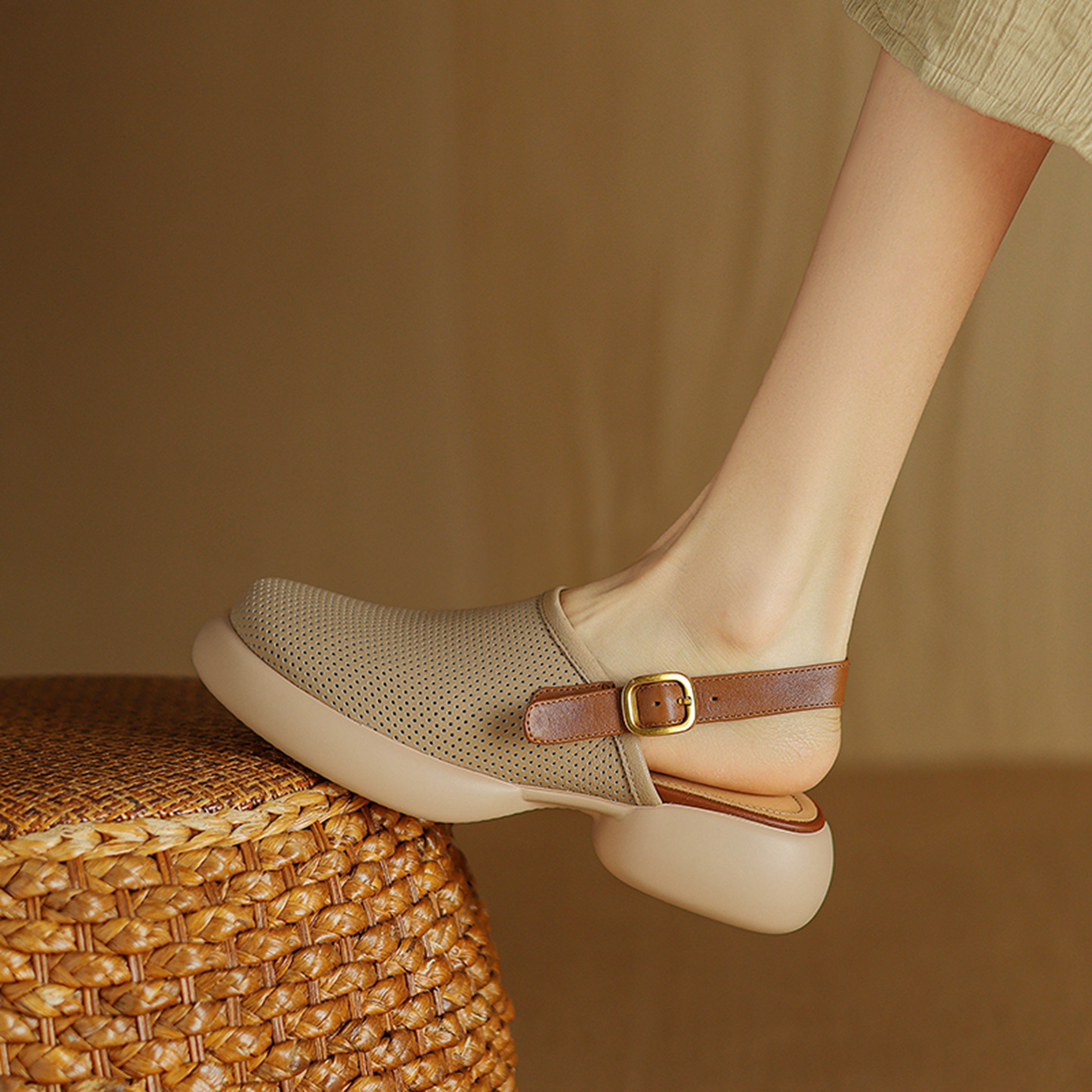 Sandal nữ đế dày mũi kín quai chữ V buộc dây phong cách thể thao — màu trắng ngà chi tiết 11