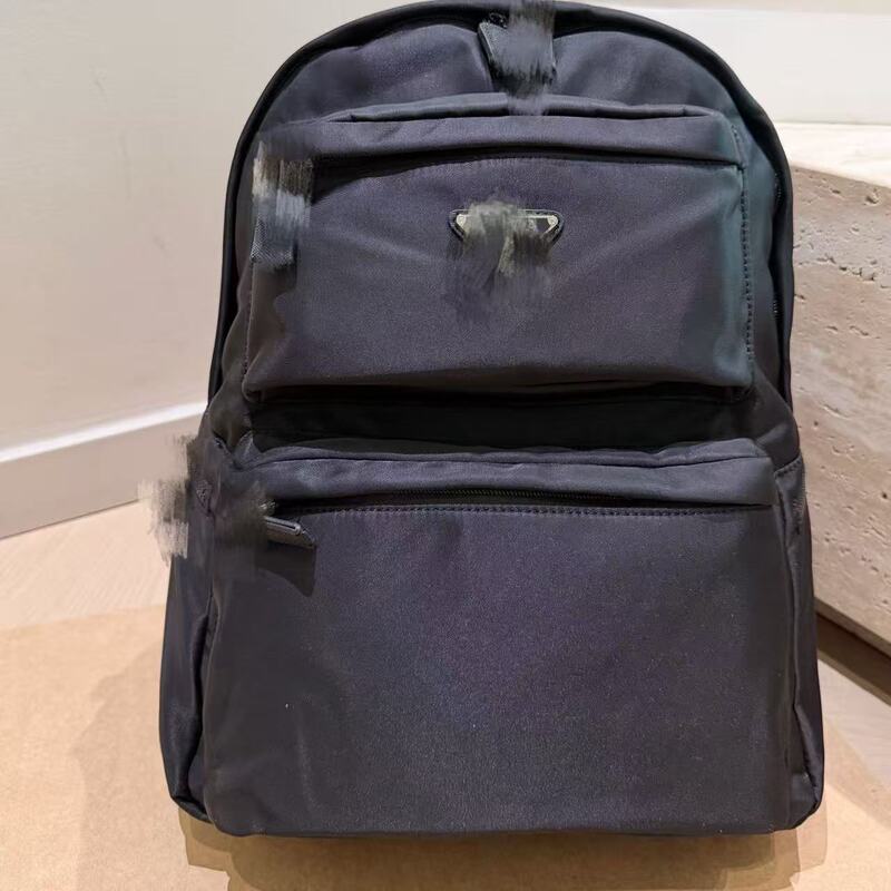Prada's new backpack is a parachute-style nylon waterproof large-capacity casual sports laptop backpack