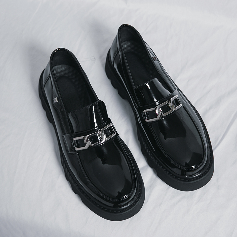 2023 Verano transfronterizo 45 yardas británico simple moda ocio cadena brillante cabeza redonda hombres tendencia zapatos de cuero