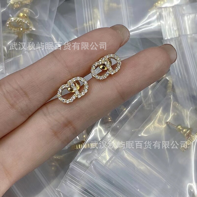 Authentic, real-shot images of Dijia Dijia letter CD classic diamond-studded earrings, fashionable and delicate pearl earrings for women Authentic, real-shot images of Dijia Dijia letter CD classic diamond-studded earrings, fashionable and delicate pearl earrings for women