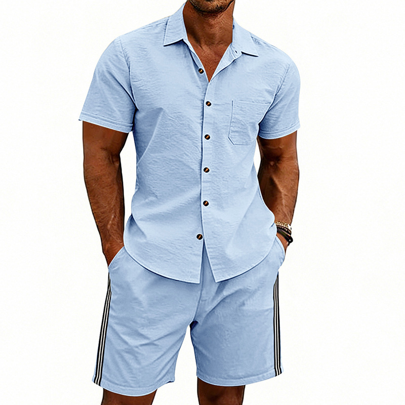 Completo estivo da uomo composto da camicia a maniche corte e pantaloncini a righe, semplice e casual, tinta unita, risvolto alla moda_voghion.com