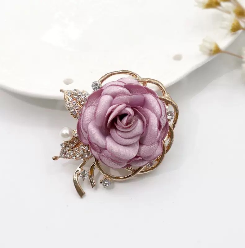 Elegante Rosenbrosche im koreanischen Stil für Anzugjacken und Mäntel – modisches Accessoire mit Kamelienmotiv_voghion.com