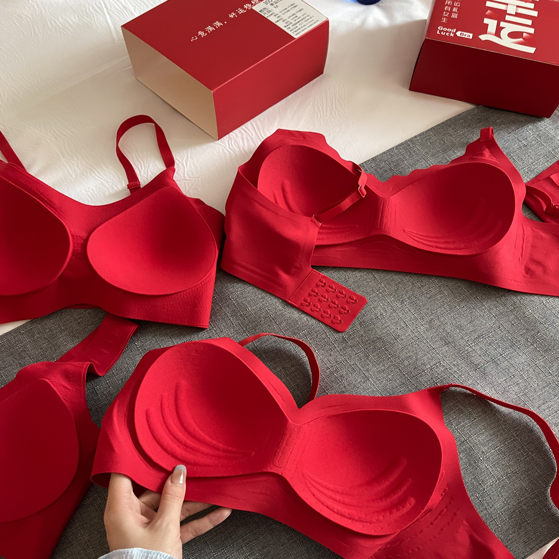 Conjunto de sujetador rojo nuevo para el año de nacimiento, buena suerte de Año Nuevo, sujetador de una pieza sin costuras, ropa interior fija y cómoda, en caja.