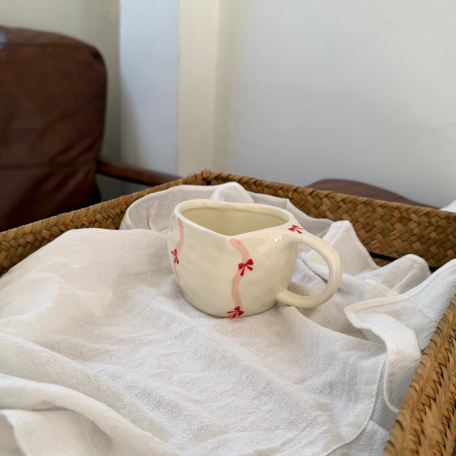 Estilo coreano inswind pintado a mano amor cerámica tazas y platos mano empujada irregular taza de café en forma de corazón plato de mesa de la tarde plato de taza
