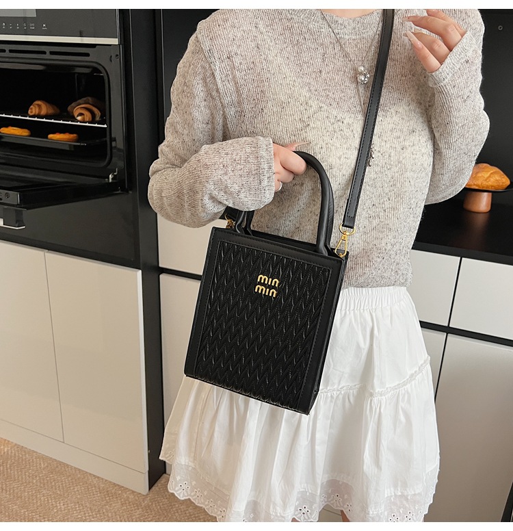 This year, the "Small Bag Women 2025" new trendy summer fashion, versatile and niche design hand-held shoulder crossbody bag is in vogue undefined