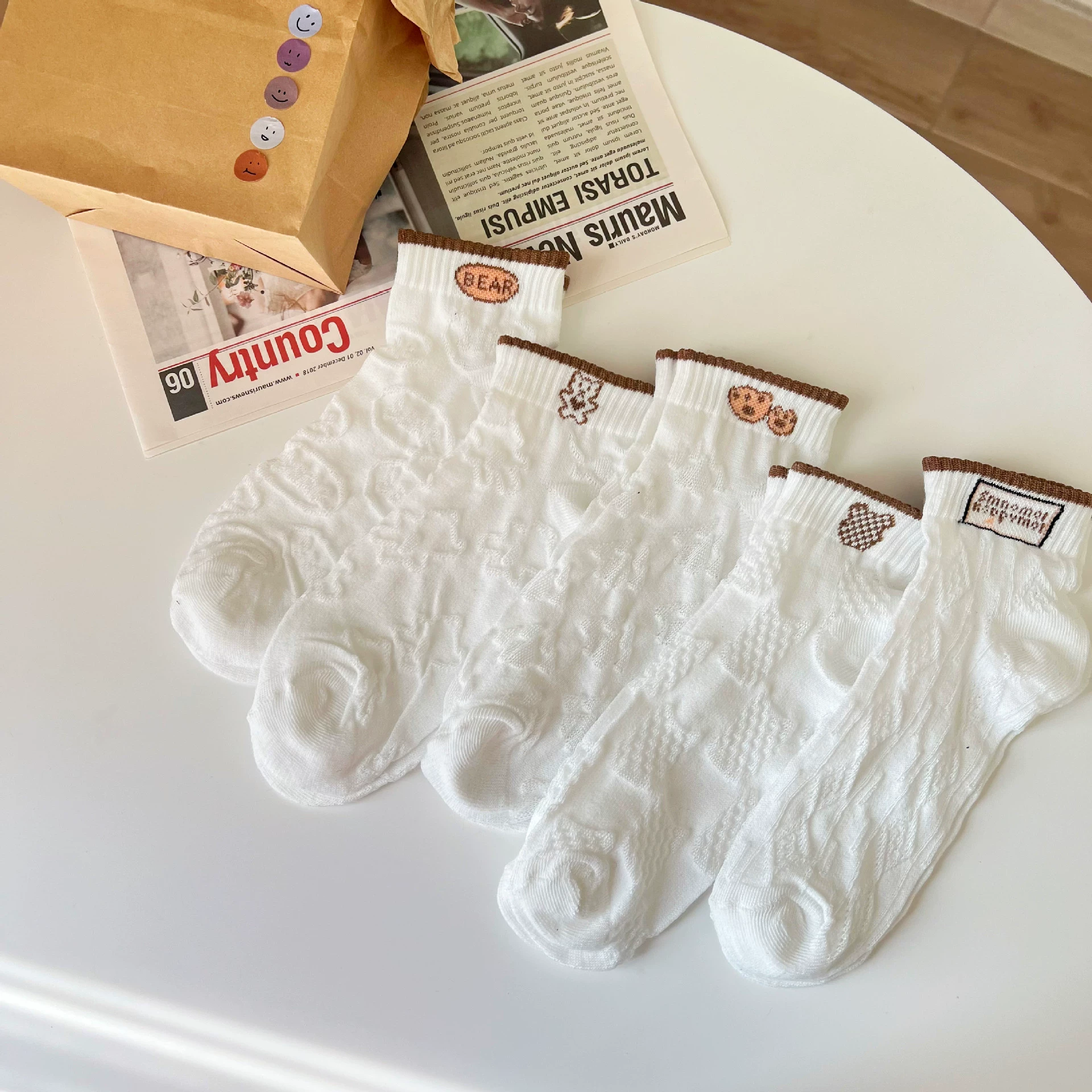 Серебряный? Нет. Оригинал: Mid‑calf breathable lace socks, embroidered cute motifs (rabbit/heart/flower), one size