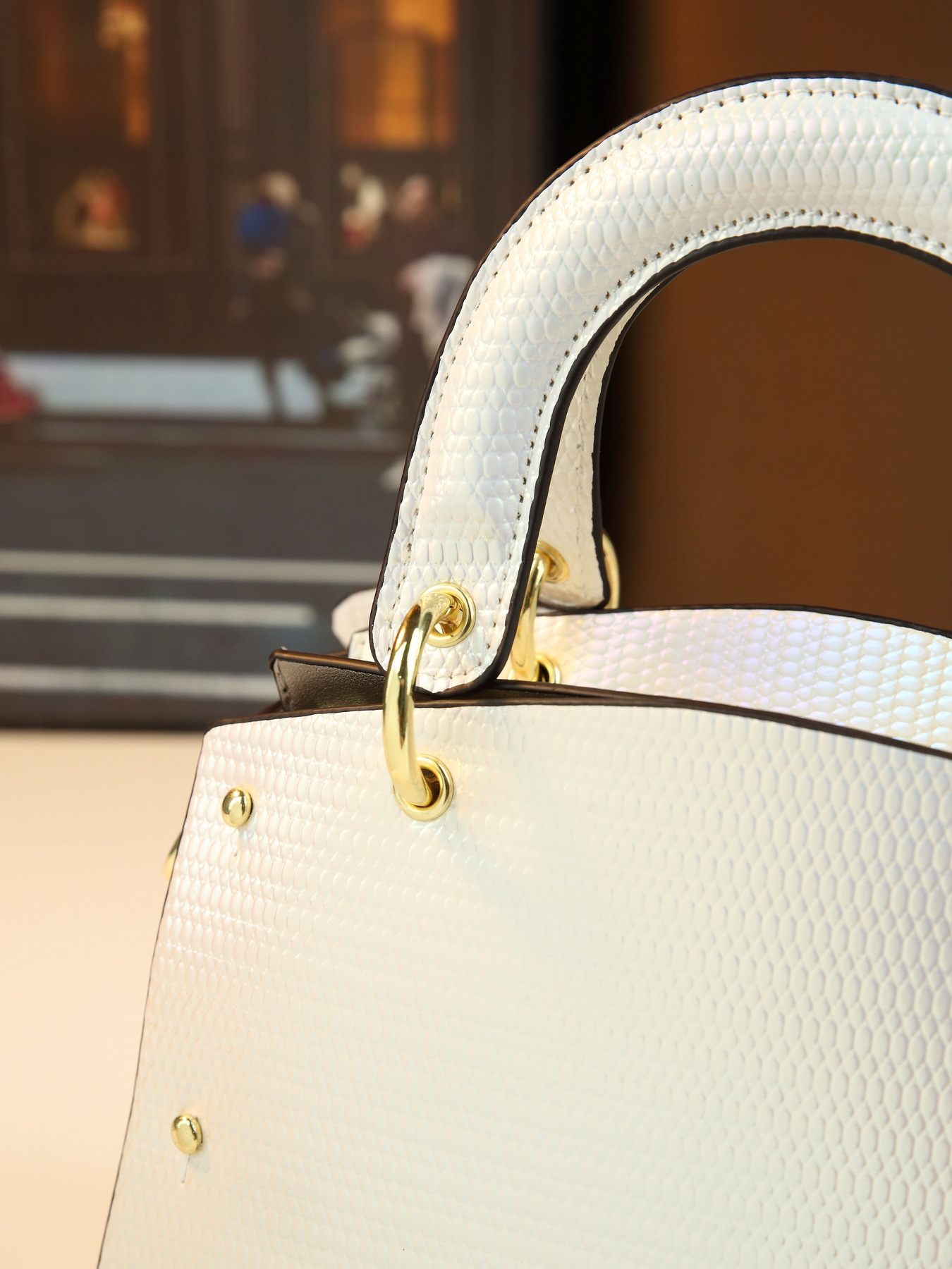 Bolsa tiracolo feminina elegante com pérolas e design de asa_voghion.com
