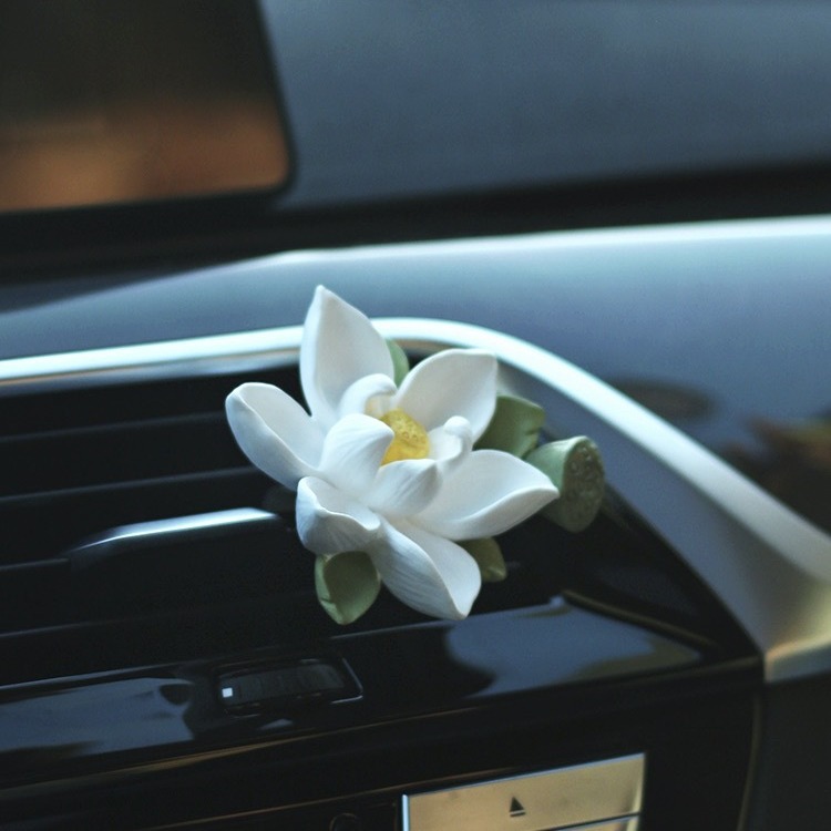 Fábrica al por mayor Lotus coche colgante coche aromaterapia Lotus fragancia Piedra buena suerte continua coche espejo retrovisor fragancia