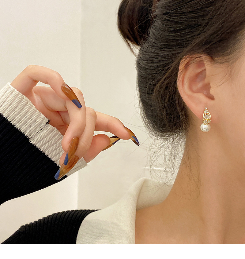 Online Influencer Fashion Ins Style Zircon Earrings For Women Simple Temperamental Pearl Stud Earrings Minority All-match Personalized Earrings Wholesale display picture 1