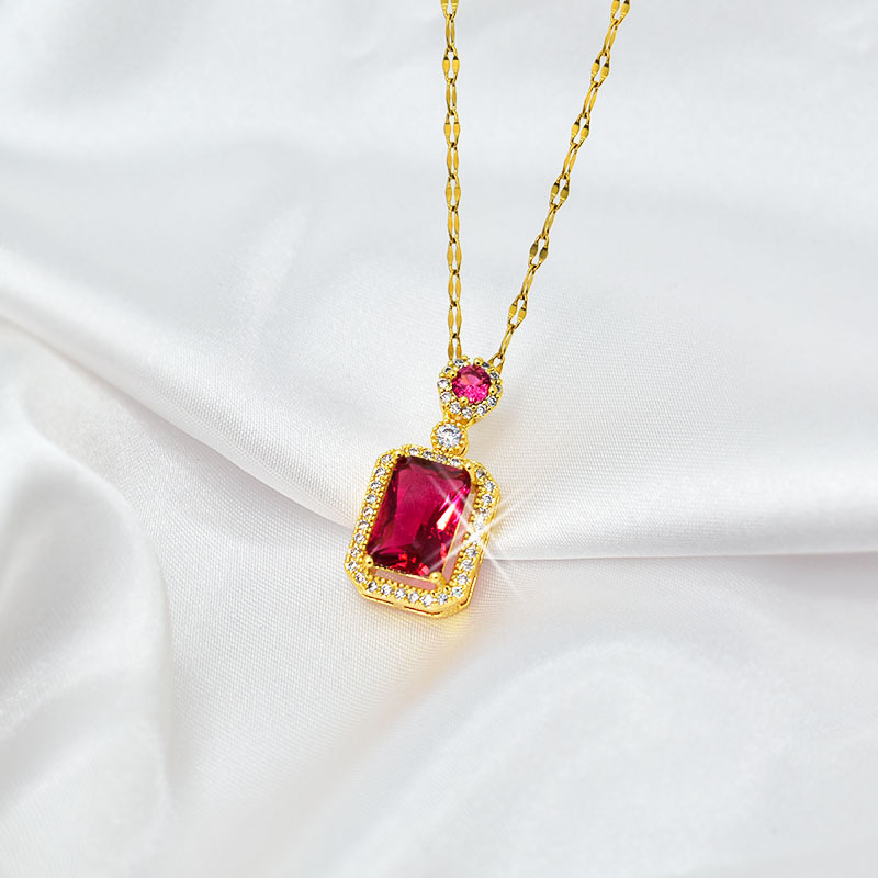 Small design pendant with zircon