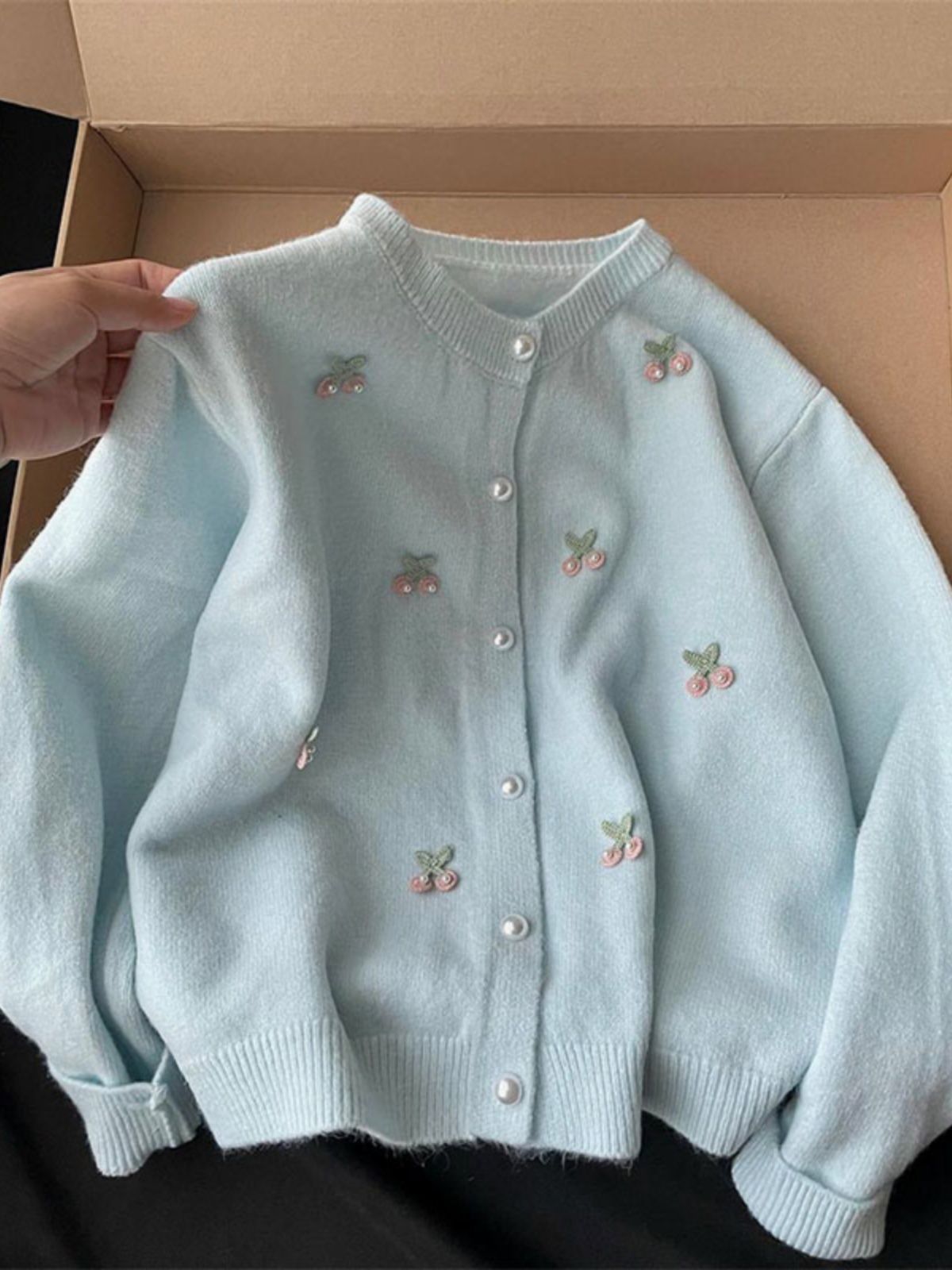 法式甜美樱桃刺绣毛衣外套女秋季新款休闲针织开衫慵懒风上衣