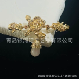 胸针;耳钉;耳环