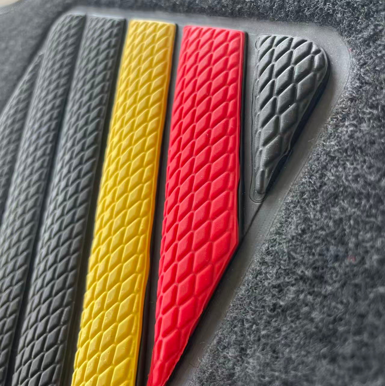 Universal 4-piece set of car floor mats, dirt-resistant carpet for the interior, driver's seat protection mat