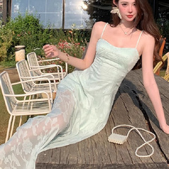 2025新型夏ミント緑ノースリーブストラップワンピース女性海辺のリゾート風は腰を収めた美しいロングスカートを着ている