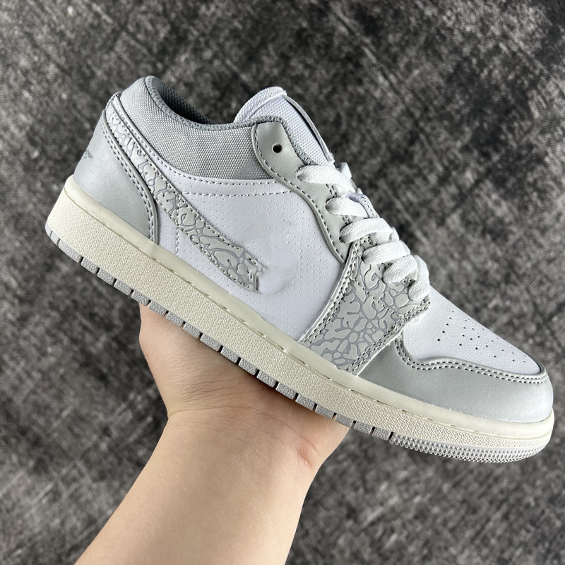 High-quality AJ1 casual sneakers, retro basketball shoes, lightweight and stylish, trendy white sneakers, versatile for everyday wear and campus sports High-quality AJ1 casual sneakers, retro basketball shoes, lightweight and stylish, trendy white sneakers, versatile for everyday wear and campus sports