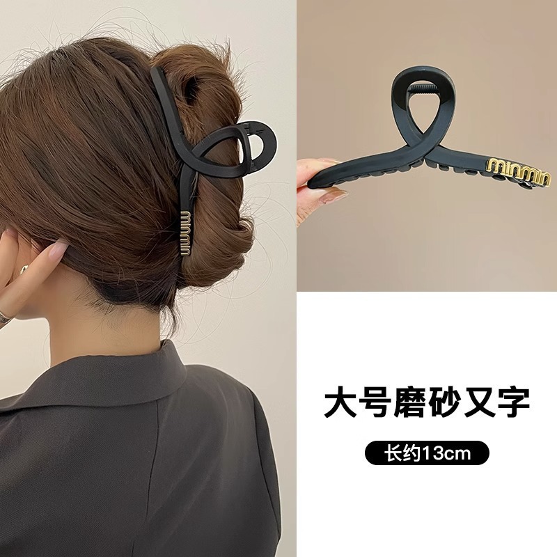 Clipper de cabello de peluche de color café de alto rendimiento de mujeres otoño invierno peludo de gran tamaño detrás del brazo de caparazón tiburón clipper de cabello adornamiento