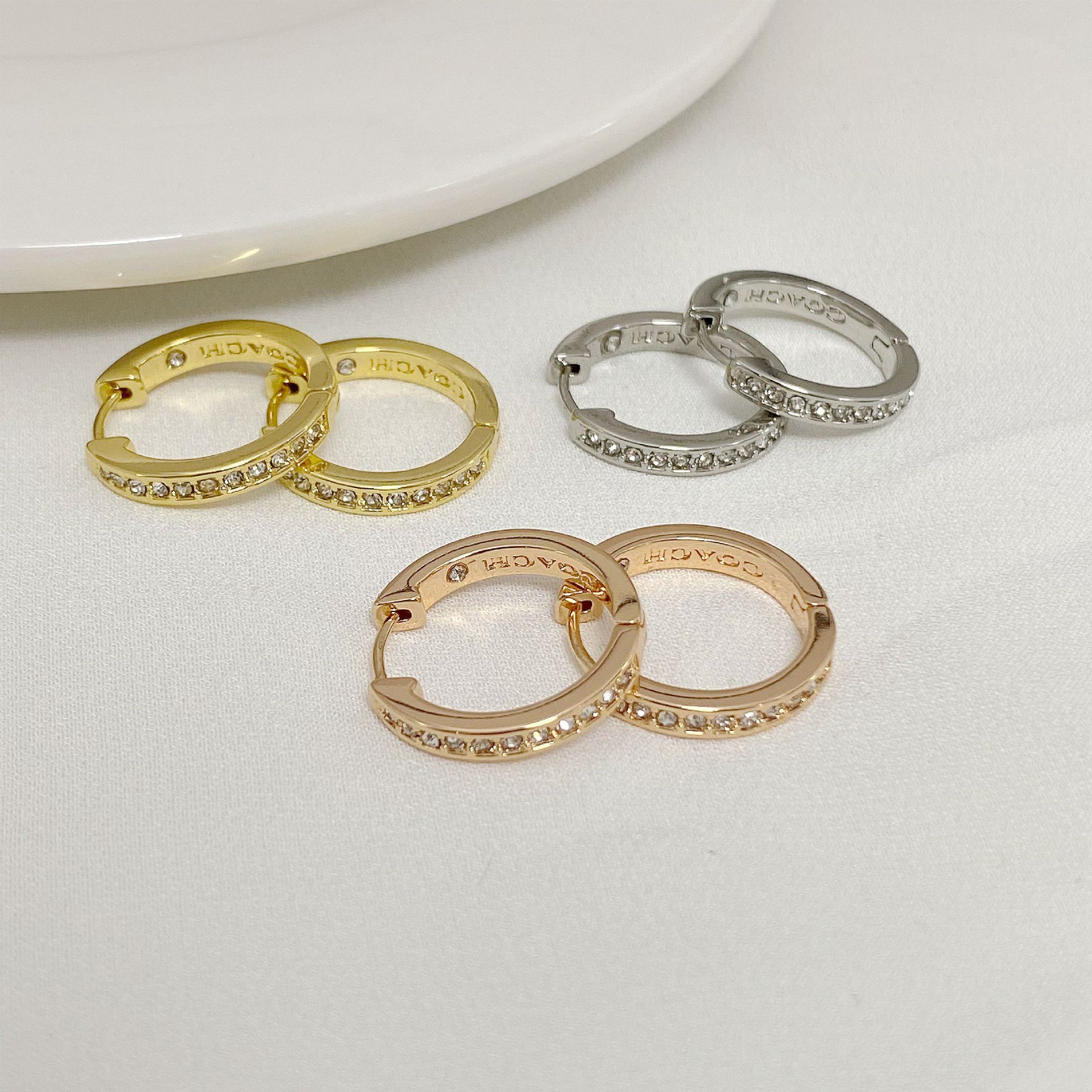 Fashionable small design elegant stone inlay