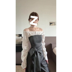 甘くて優しい風ギャルの肩の長袖のtシャツの女性のINSは腰を収めてやせている上着を現します。