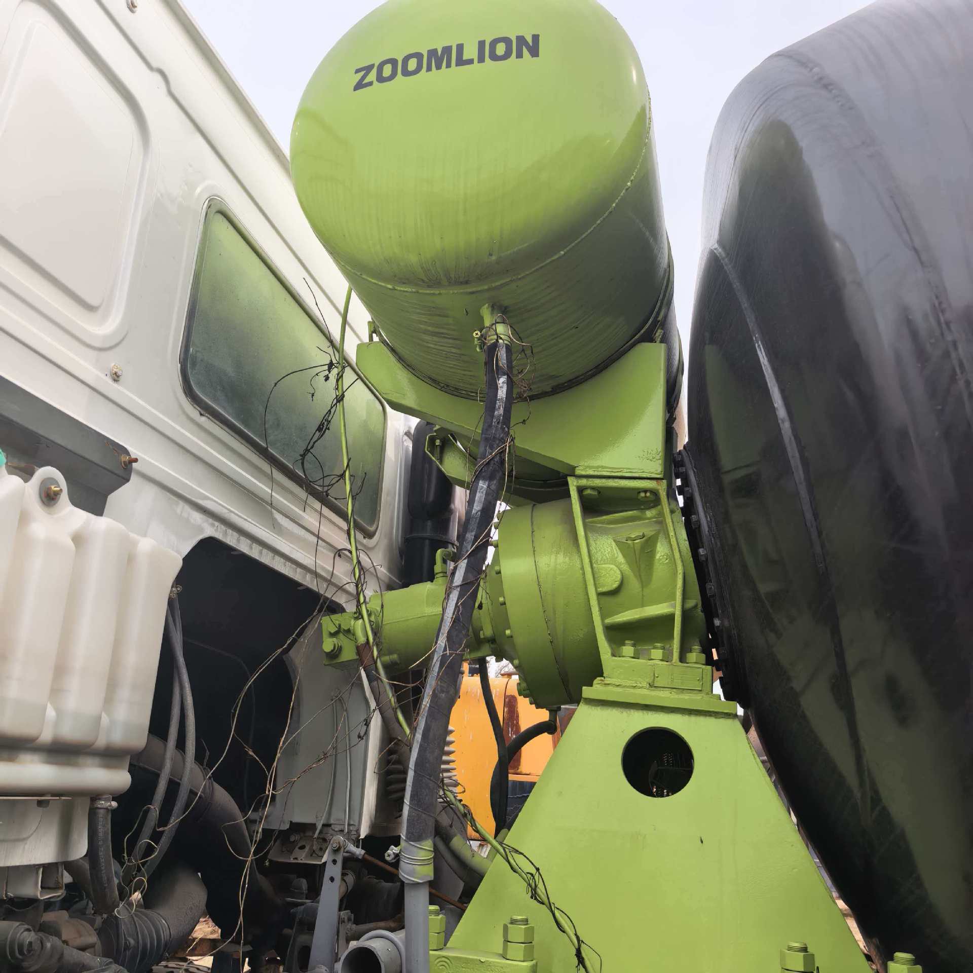 Exported Sinotruk Howo 12-Cubic Meter Mixing Tank, 90% New, Zoomlion Heavy Industry Tank Body, 12-Cubic Meter Sinotruk Howo Mixing Tank