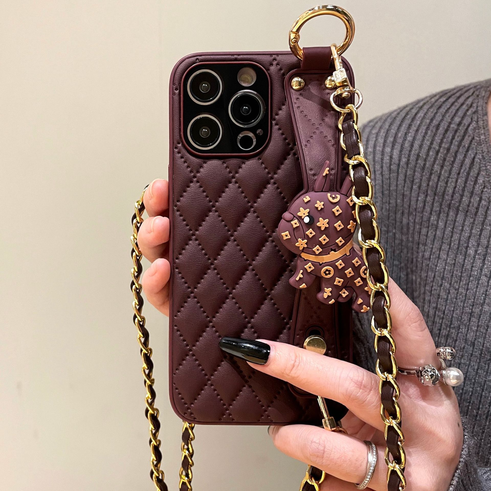 Ốp lưng điện thoại iPhone 16 Pro Max phong cách thời trang, có giá đỡ và dây đeo tay — Dây đeo tay hình thoi màu tím đậm, Dây đeo tay chó chiến đấu hình thoi màu tím đậm chi tiết 6