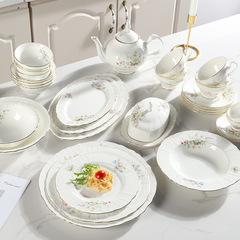 ヨーロッパ式のシンプルな金縁の骨の磁器の浮き彫りの食器の家庭用の碗の皿の組み合わせの洋食の平らな皿のコーヒーの杯の皿のセット