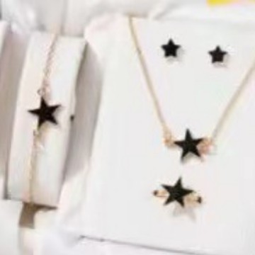 A popular four-piece jewelry set from Europe and America, featuring a simple watch, alloy five-pointed star necklace, bracelet, earrings, and ring.