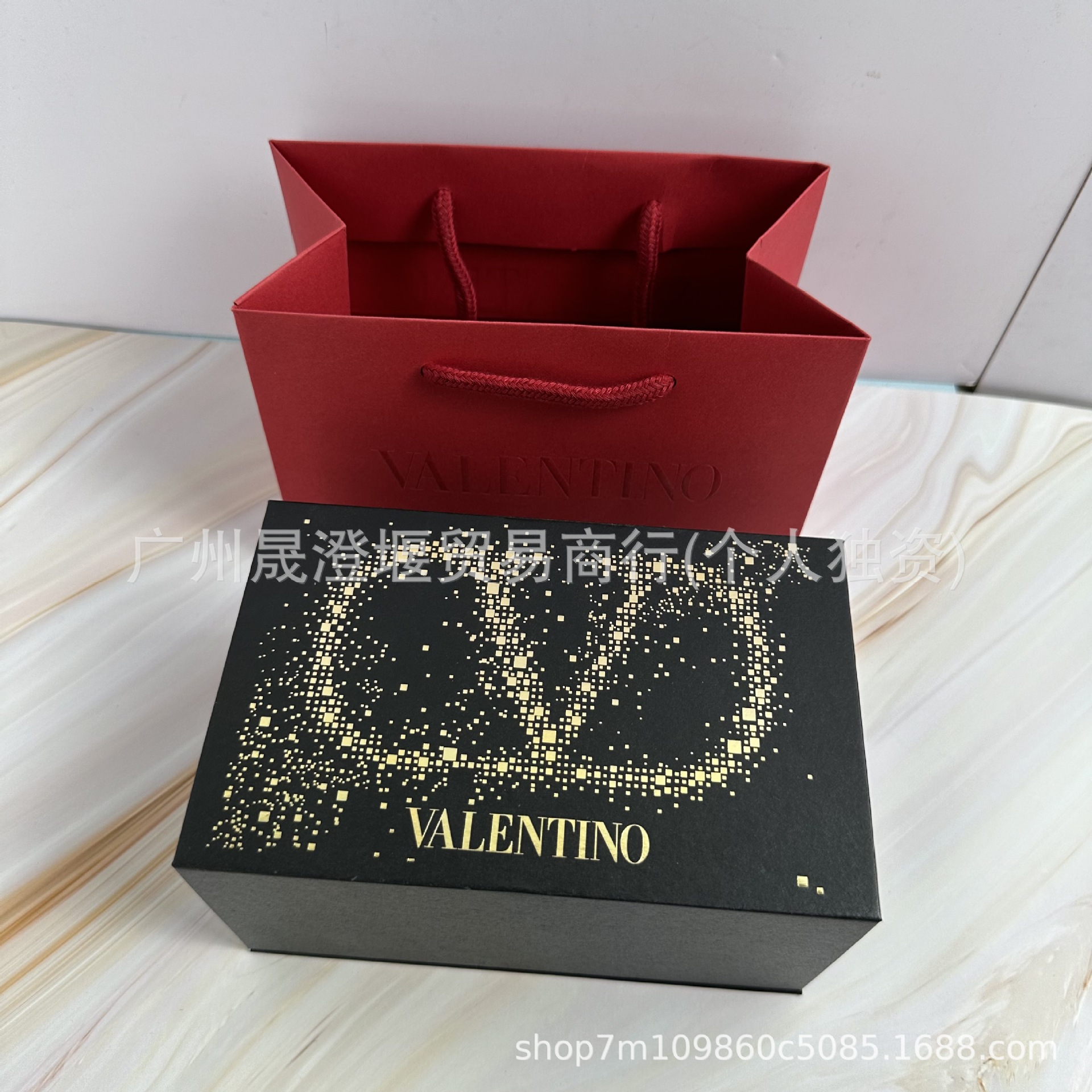 Valentino hədiyyə qutusu və kağız çanta dəsti