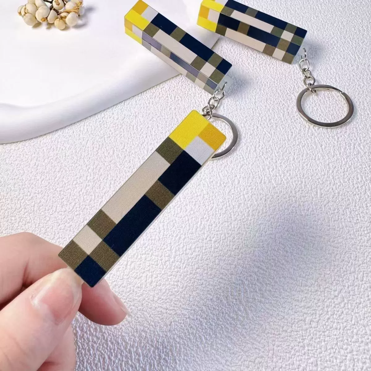 Keychain Night Light Pendant, torch-style LED key ring, yellow light, 0.03 kg