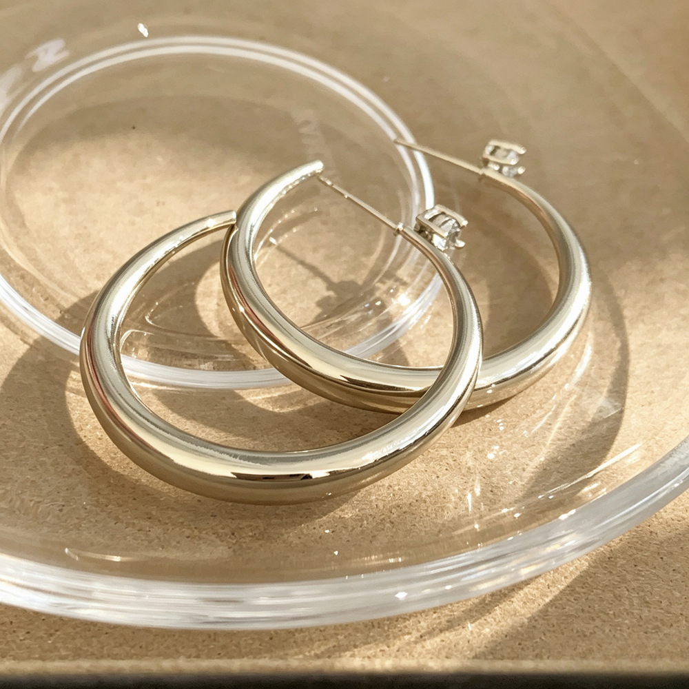 Simple and Luxurious Micro-Inlaid Zircon Coffee Gold Earrings with a High-End Feel, Exquisite Plain Hoop Earrings, Versatile for Everyday Wear, Women's Earrings