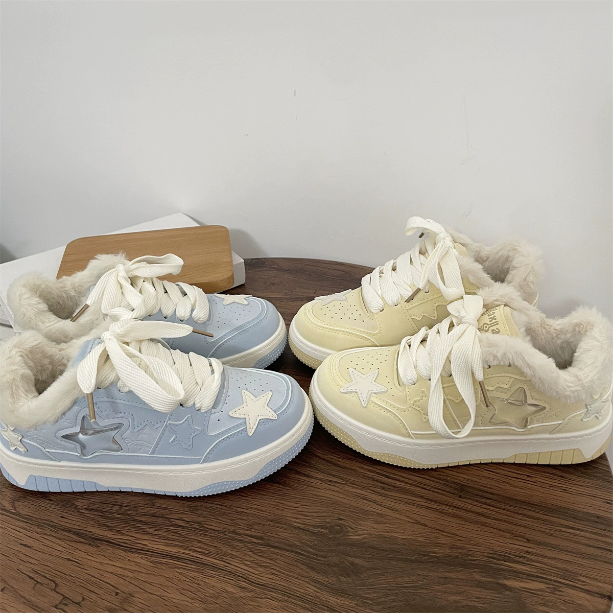 Толстая подошва плюс бархатные маленькие белые туфли для женщин осень и зима 2024 новые студенты низкий уровень ретро дикий холст туфли теплые хлопчатобумажные туфли