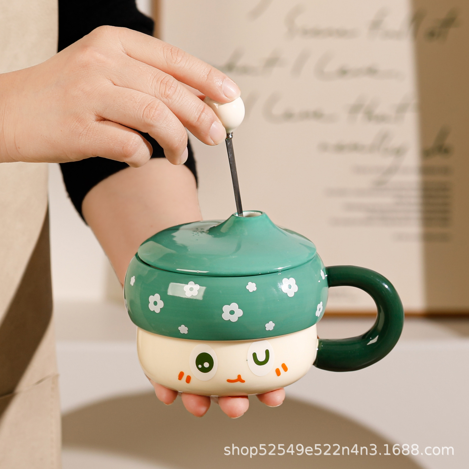 Hermosa taza de agua de hongos, regalo de alta capacidad, taza de cerámica con tapa, pequeño regalo.
