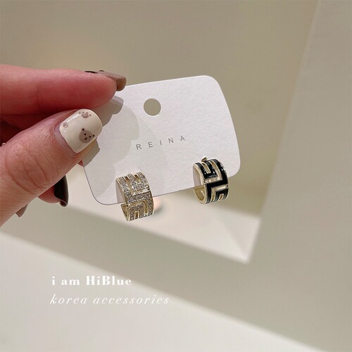 Korean autumn and winter simple AB style asymmetric high-end earrings small fragrance style small and trendy earrings dripping oil and versatile